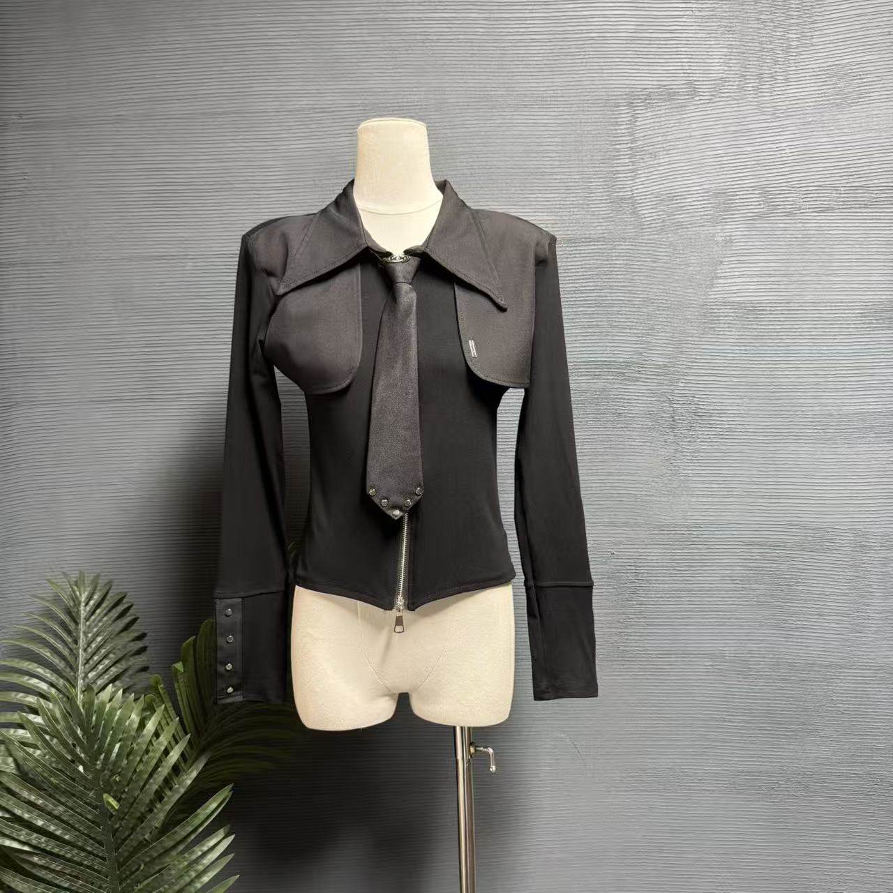 镜服饰2026春季学院风假两件翻领长袖女领带装饰垫肩短外套10783