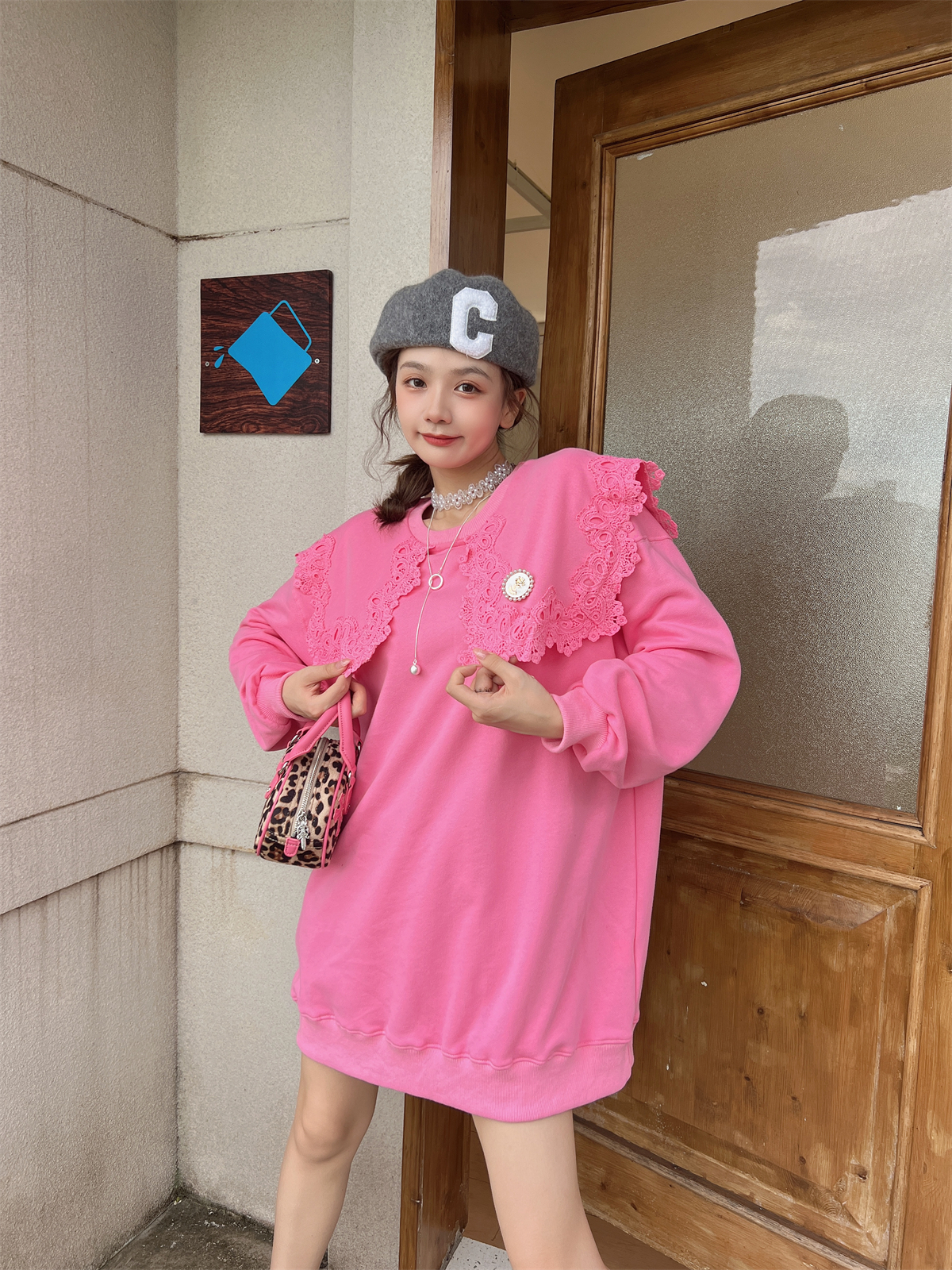 秋季宽松圆领长袖蕾丝拼接卫衣女