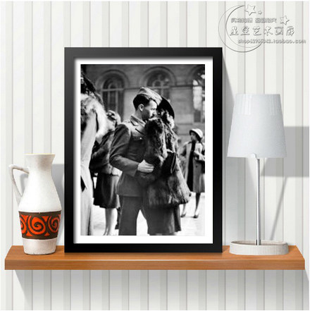 黑白摄影:Soldier Embracing装饰画有框画客厅餐厅咖啡厅酒吧简约