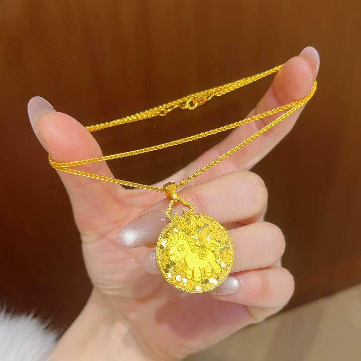 碎冰冰小马圆牌吊坠女黄金色马到成功项链本命年生肖马挂坠毛衣链
