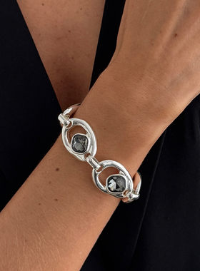 镂空方形镶钻手链女 2026春夏轻奢新潮时尚模特T台走秀搭配饰品