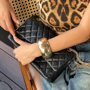 椭圆超大光面弹簧式手镯女欧美高级感时尚网红旅行拍照写真配饰品