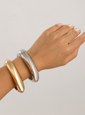 弹簧式椭圆曲线切边光面手镯女 欧美高级感模特T台走秀搭配手饰品