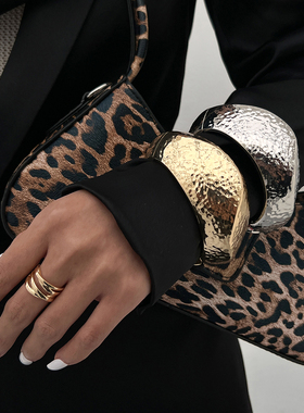 几何水波不规则纹弹簧式手镯女 2025嘻哈时尚模特T台走秀搭配饰品