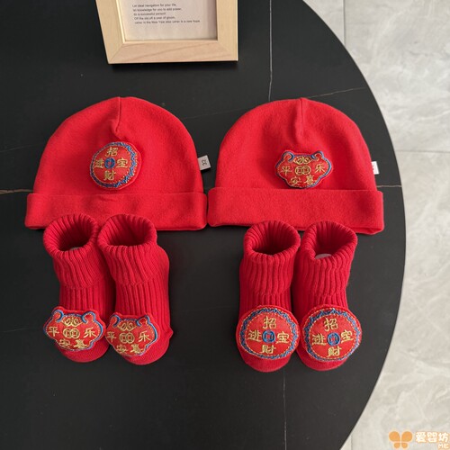 宝宝新年红帽红袜套装