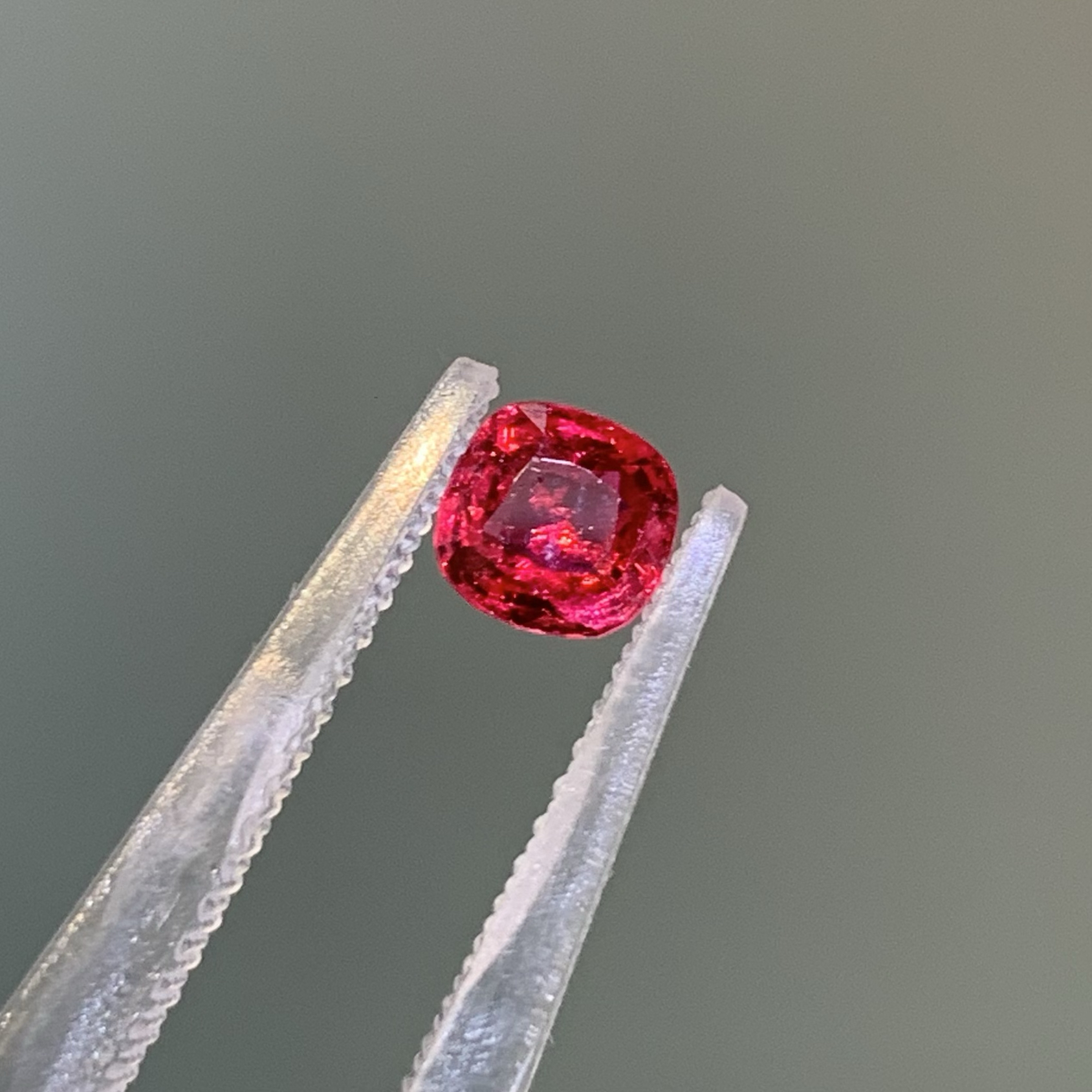 天然无烧鸽血红尖晶石裸石戒面火彩好晶体干净绝地色级