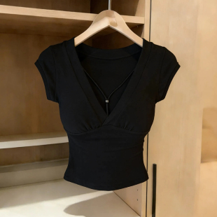 显瘦性感短款 黑色修身 上衣 T恤女夏季 夏天穿氛围感满满～深V领短袖