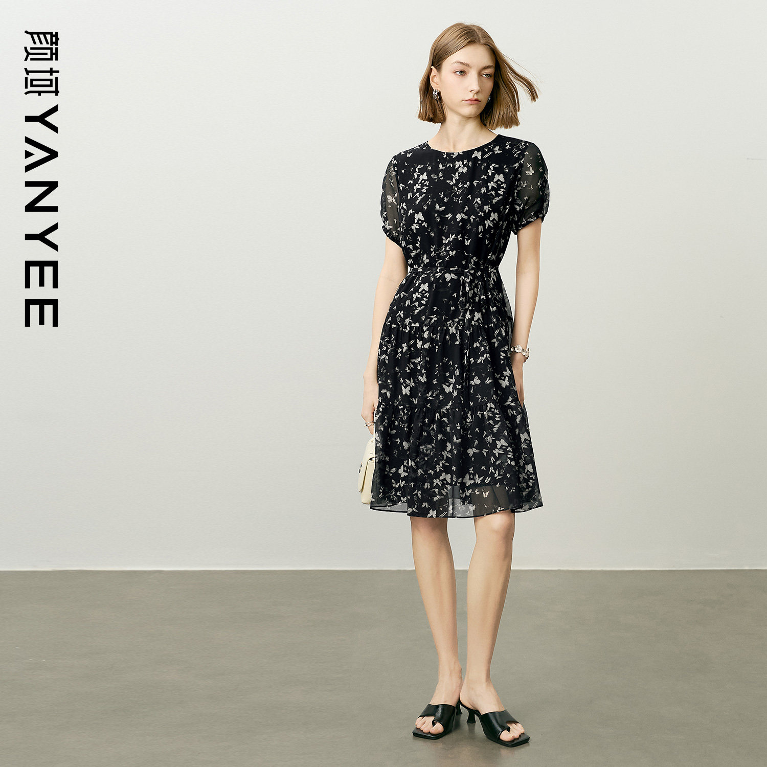 颜域独特印花连衣裙女士2026夏季新款显瘦高腰法式复古气质中长裙