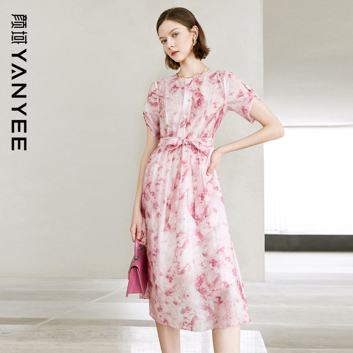 颜域粉色垂坠感连衣裙女装2026新款夏装中长款短袖圆领印花裙子女