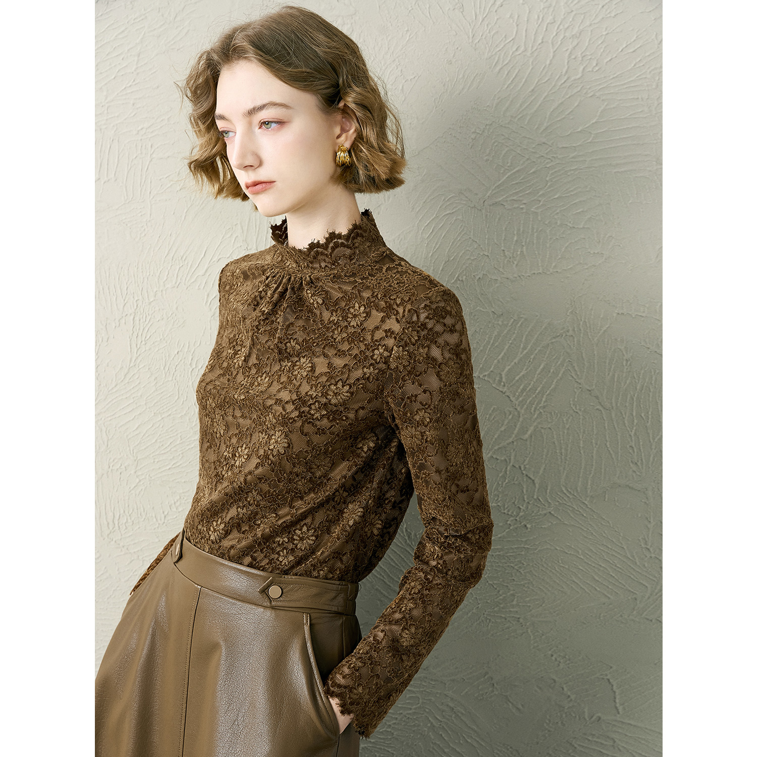 颜域高领蕾丝勾花上衣