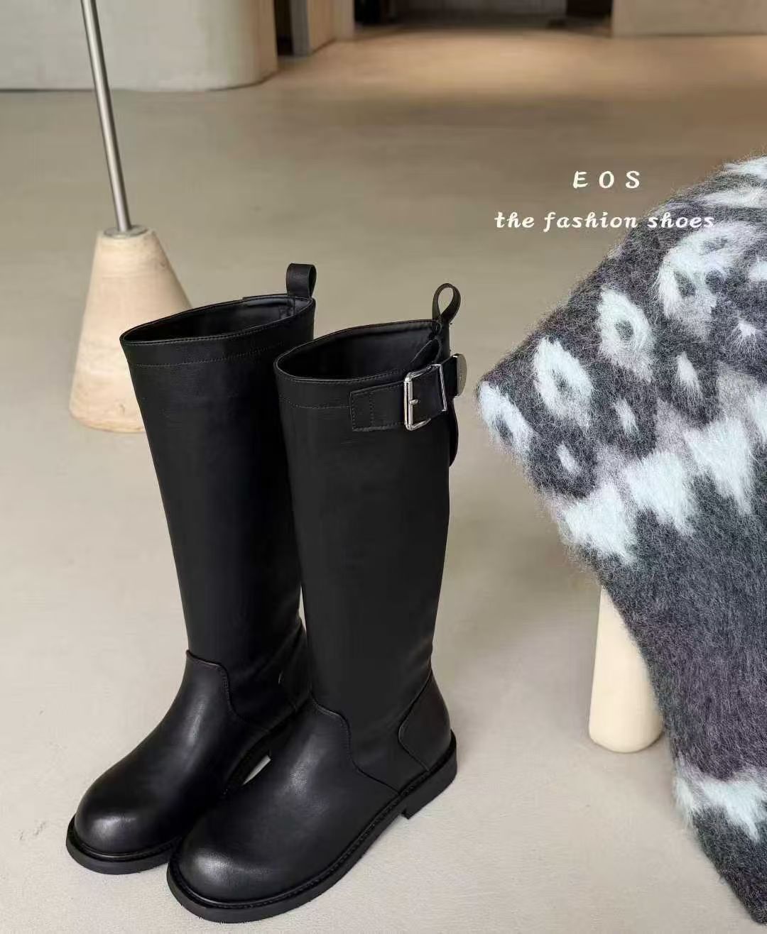 EOS皮面加绒骑士靴女2025冬新款复古圆头休闲平底显瘦高筒长靴子