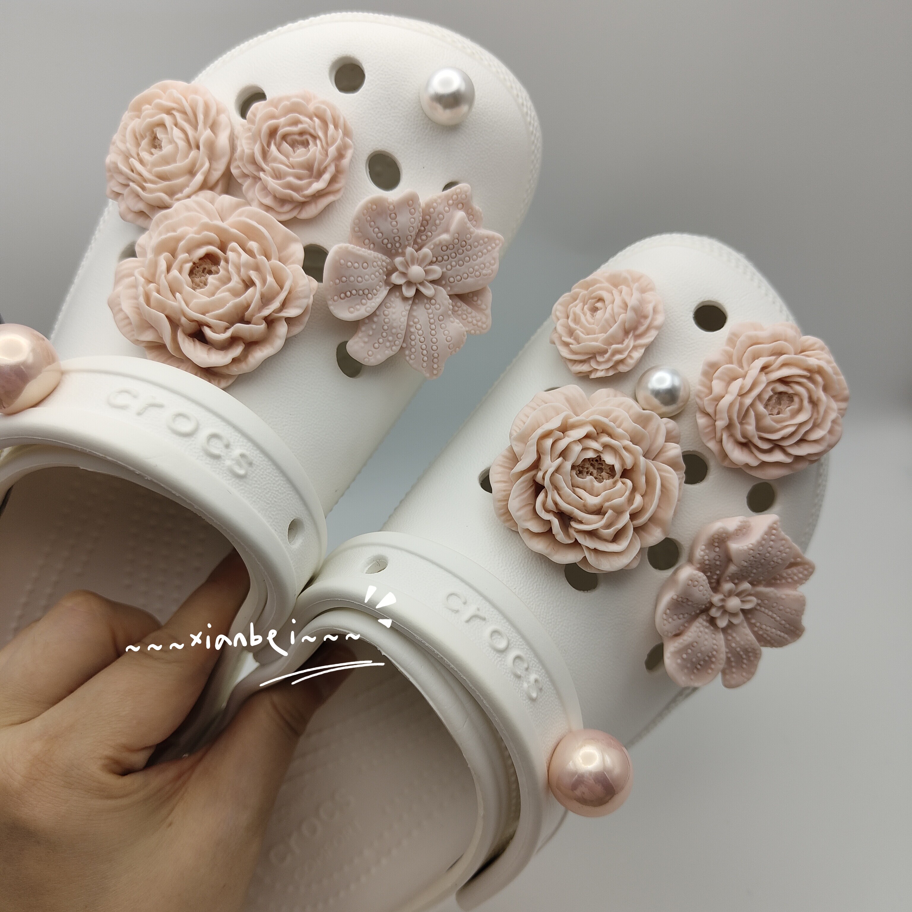 白鹿同款泡芙骨白粉色花束鞋花适配卡骆驰crocs白色洞洞鞋鞋扣图片