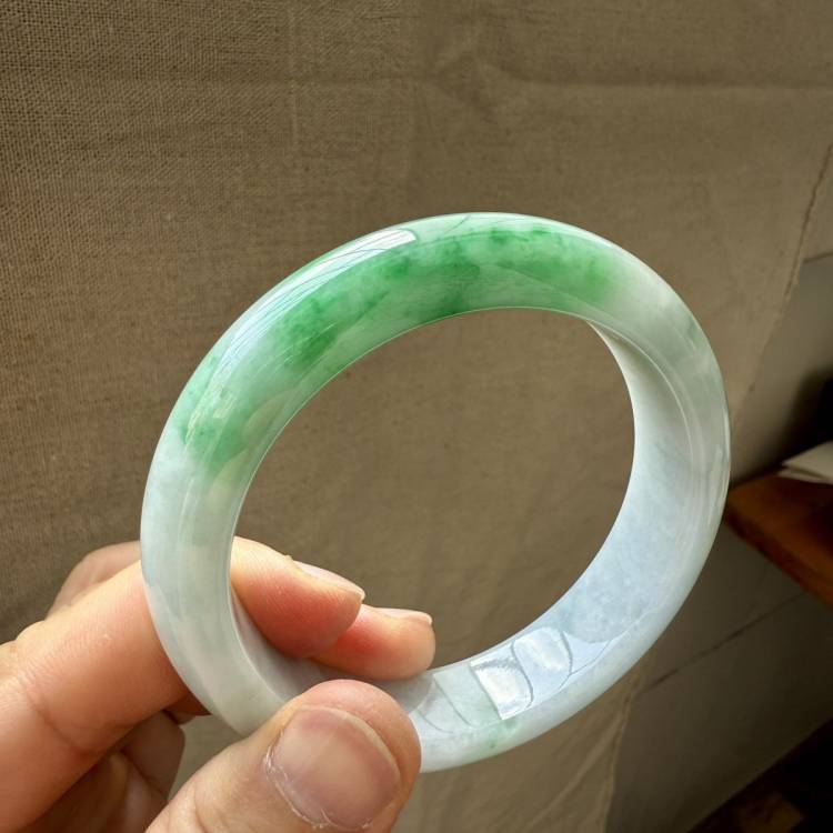 冰糯种白底青阳绿翡翠处理玉手镯