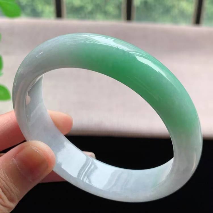 白底青飘绿翡翠处理玉手镯