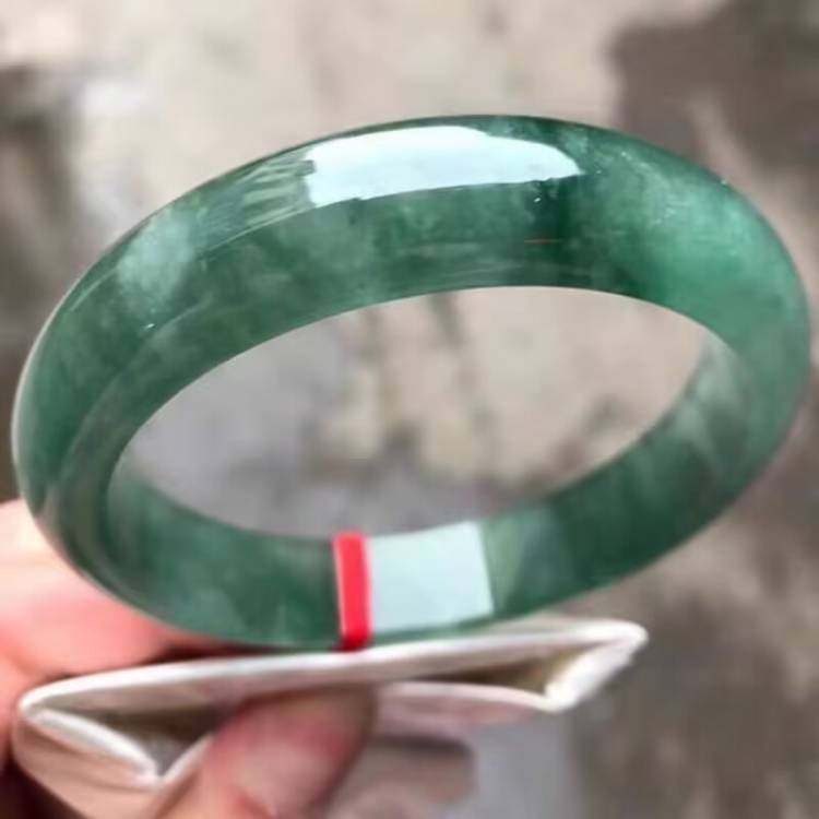 种飘蓝花油青翡翠处理玉镯子