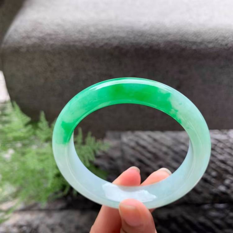 阳绿高冰飘绿飘花翡翠处理玉镯子