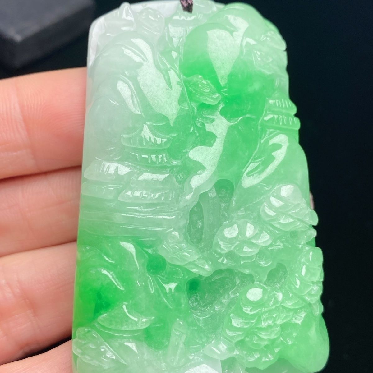 缅甸翡翠山水牌吊坠精细雕刻
