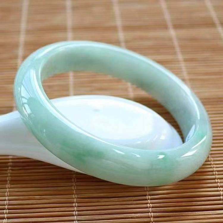 淡绿飘浅绿阳绿翡翠处理玉手镯