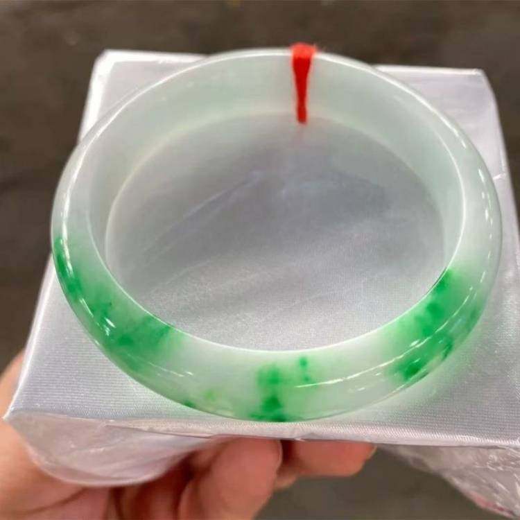 白底青阳绿飘花翡翠处理玉镯子