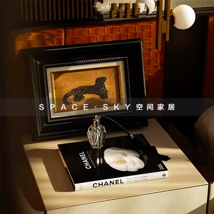 样板间卧室床头柜香水瓶装饰画
