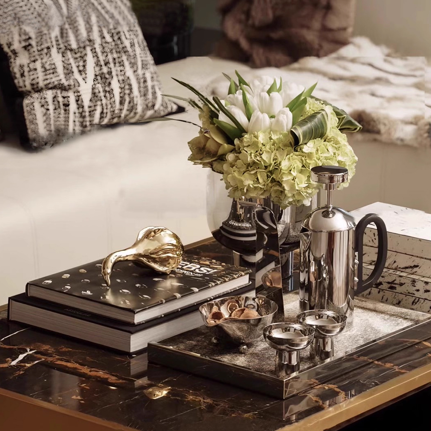 现代轻奢样板间别墅茶几银色摆件