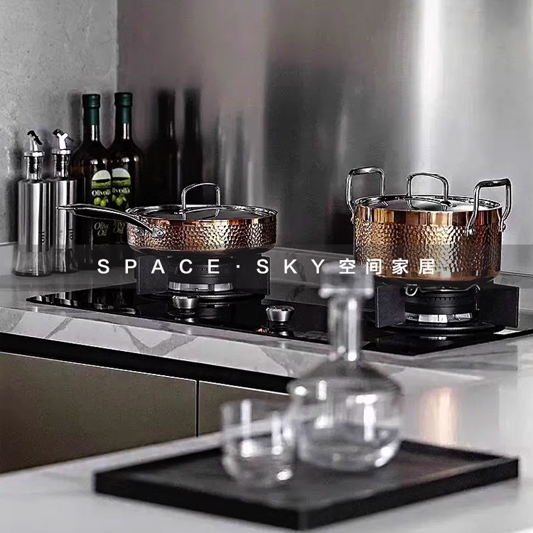 现代样板间厨房酒具不锈钢汤锅炒锅炊具摆件台面软装饰品道具陈列