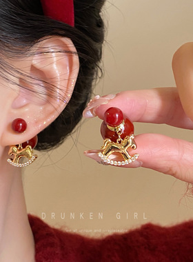 本命爱豆 港风红色小马耳环女秋冬复古独特漂亮耳钉新年本命耳饰