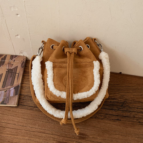 清新可爱毛绒手提包包女2026冬季新款洋气百搭水桶包通勤斜挎女包