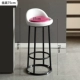 75 High Hat Meihong сидит в черной раме и белом кресле