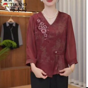 啄木鸟2026新款妈妈装春季V领刺绣上衣女中老年气质显瘦洋气衬衫