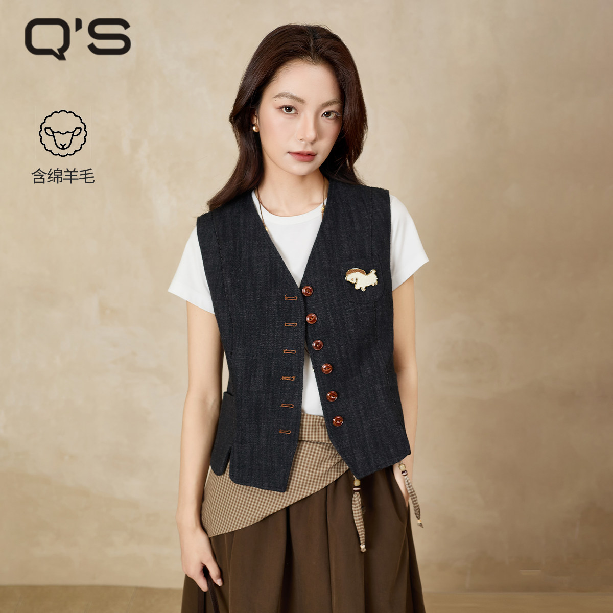 QS秸熙26春秋新款休闲纯色百搭短马甲毛巾绣徽章收腰显瘦马夹外套