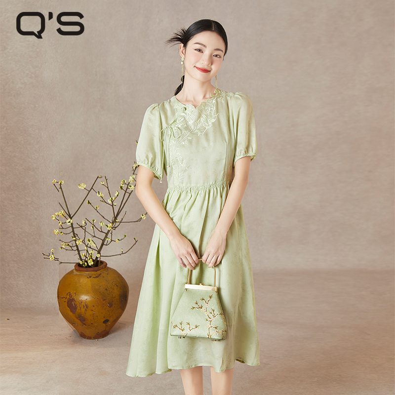 QS秸熙轻国风绣花连衣裙