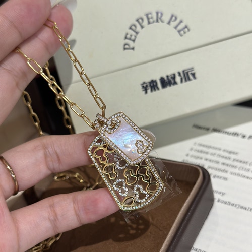 辣椒派定制 白贝葫芦镶钻无事牌长项链女 钛钢镀金老钱风毛衣链