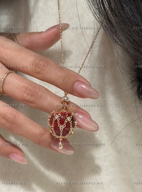 辣椒派 定制玫瑰金蕾丝镶钻网兜红苹果毛衣长链女 圣诞风项链钛钢