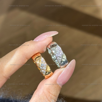 辣椒派 精工宽版斜刘海菱coco格纹镶钻戒指女 轻奢高级感固色戒指