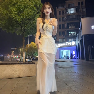 性感白色重工镶钻挂脖吊带连衣裙女夏季纯欲风修身收腰鱼尾长裙子
