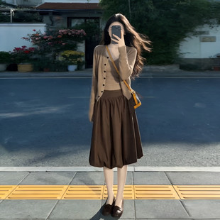 韩系秋季穿搭一整套2026新款咖色针织开衫花苞连衣裙子女三件套装