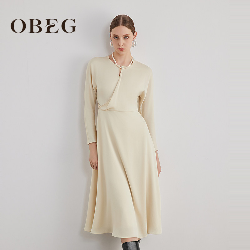 优雅大气 修饰身形 简约大方 轻社交穿搭