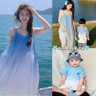 一家三口亲子装小月龄2025新款高端超火的母女装夏海边度假沙滩裙