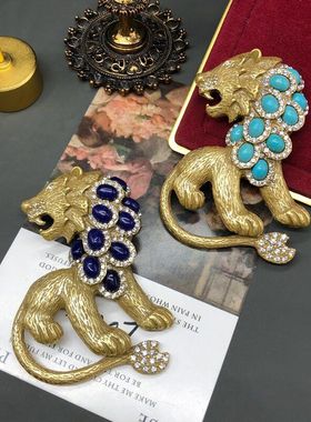 复古回流做旧金胸针红绿色琉璃绿松青金石宝石钻镶嵌狮子别针中古