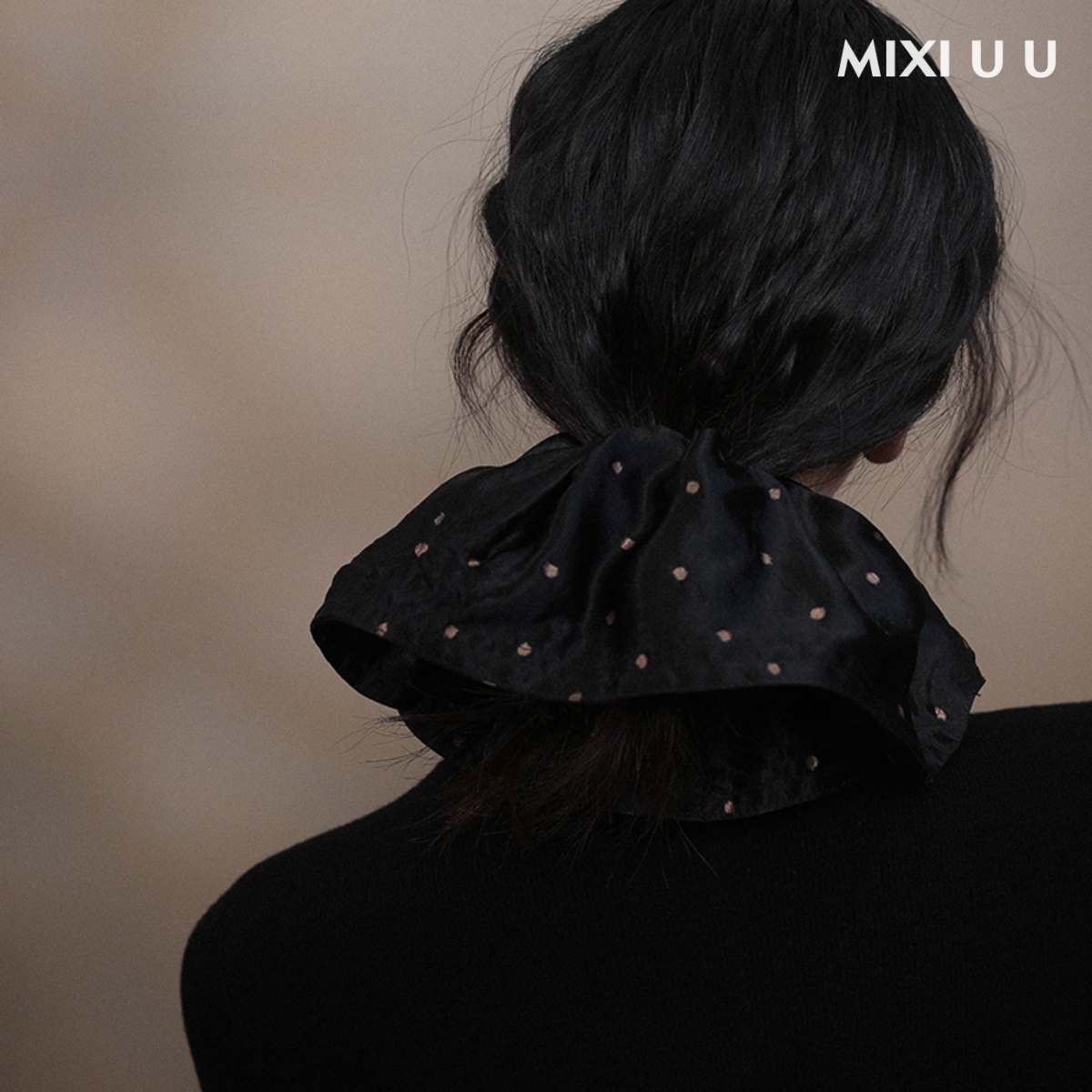 黑色发圈大肠扎丸子头