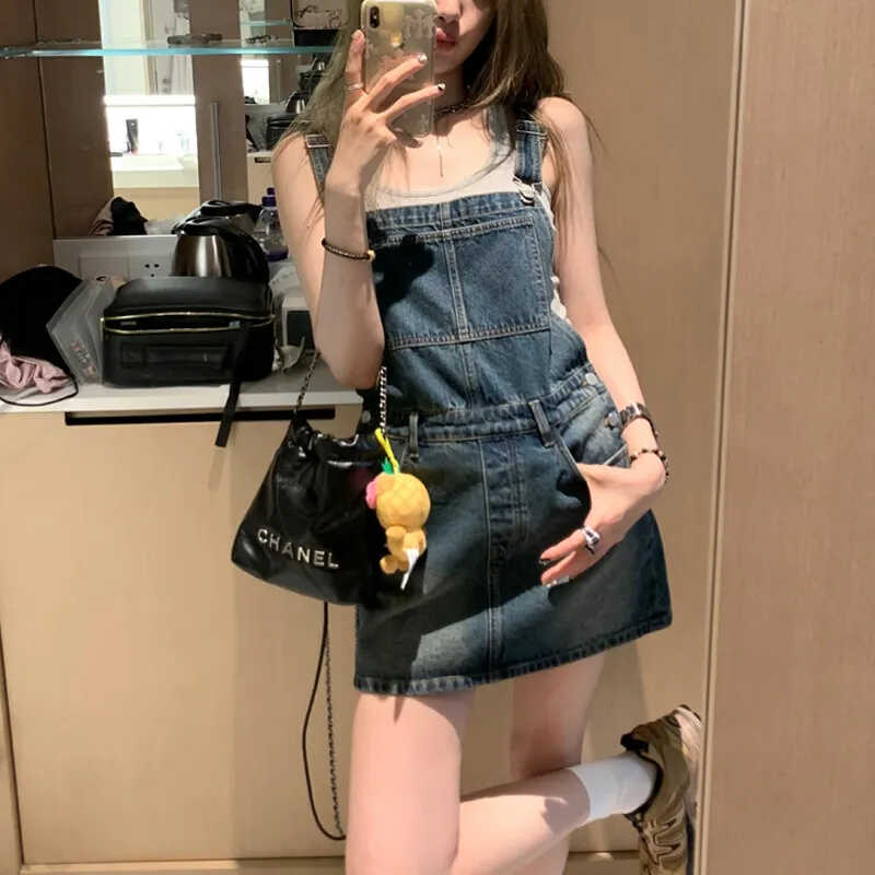 辣妹背带裙牛仔布料设计感