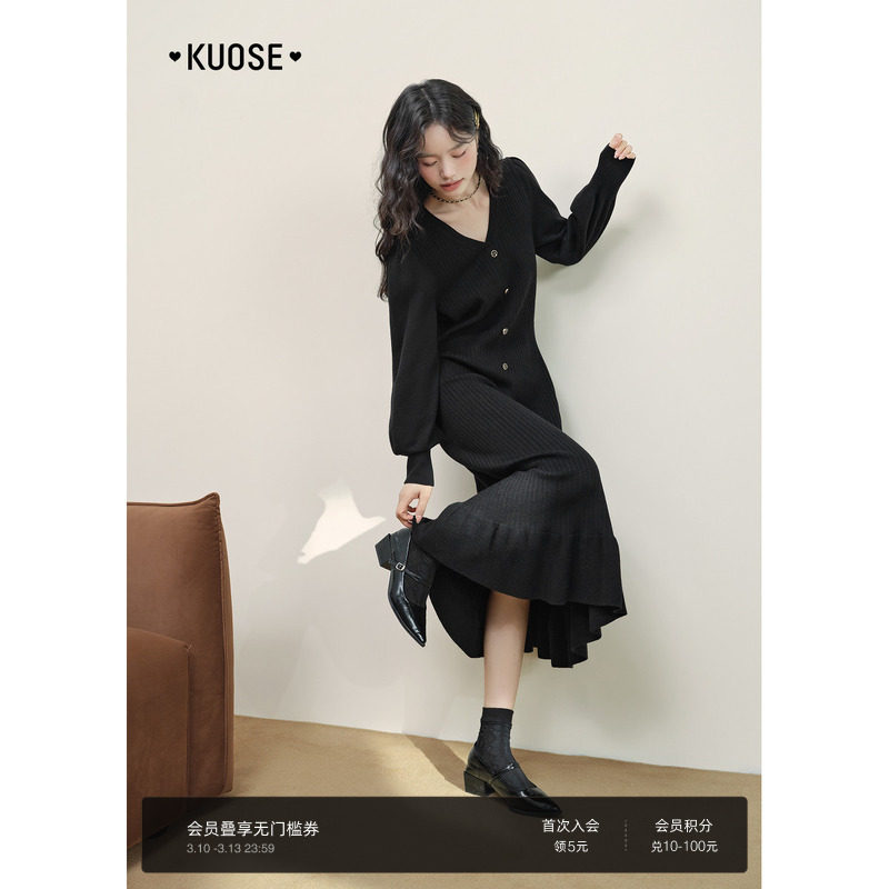 阔色黑色v领内搭打底针织连衣裙女25秋冬季新款长袖毛衣小黑裙子