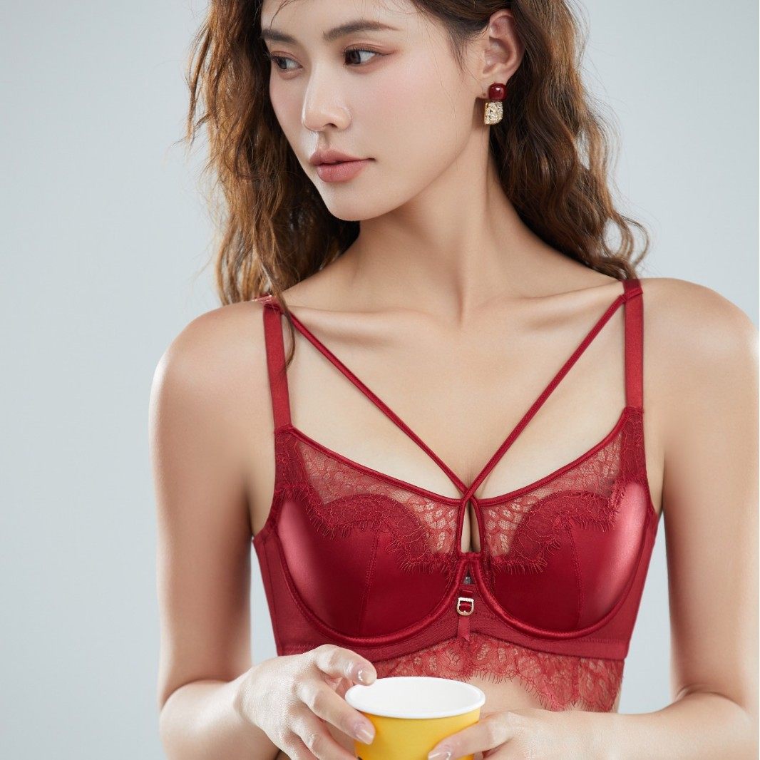8598秋冬款高端缎面蕾丝性感交叉大胸显小内衣轻薄按摩文胸套装
