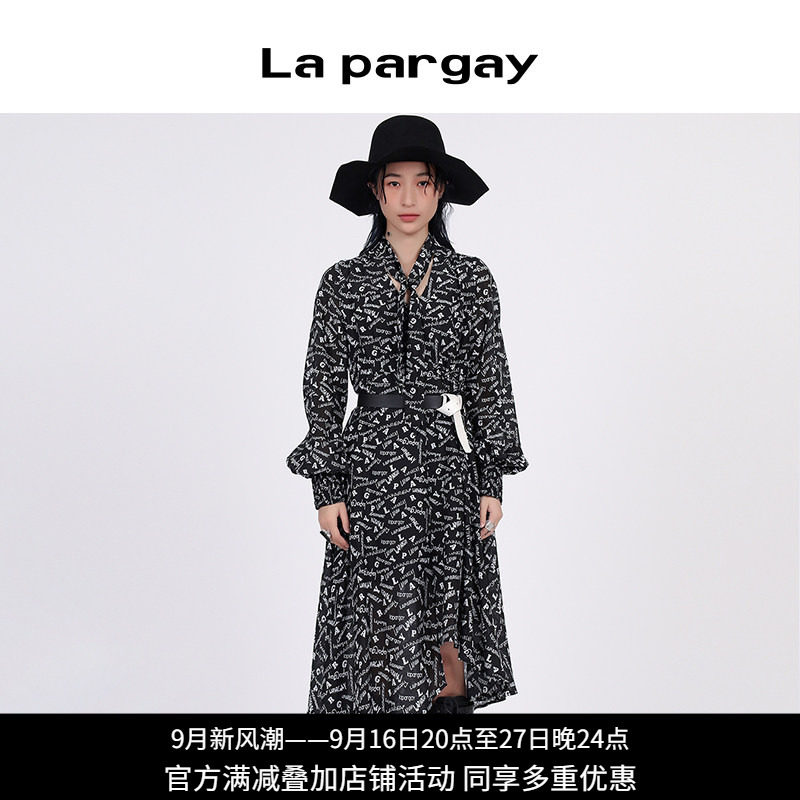 纳帕佳复古字母印花显瘦连衣裙