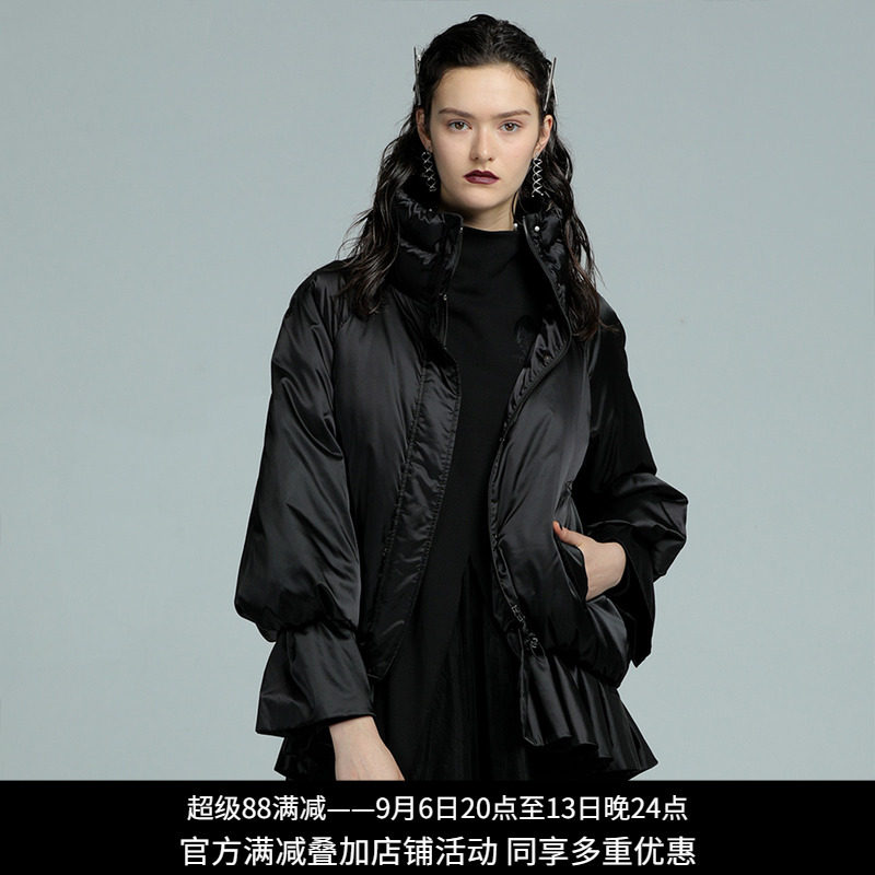 黑色立领荷叶边短款机车风羽绒服