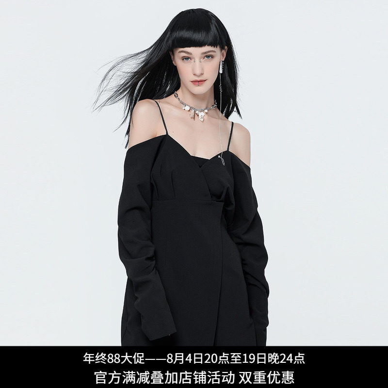 纳帕佳酷黑露肩显瘦A字连衣裙