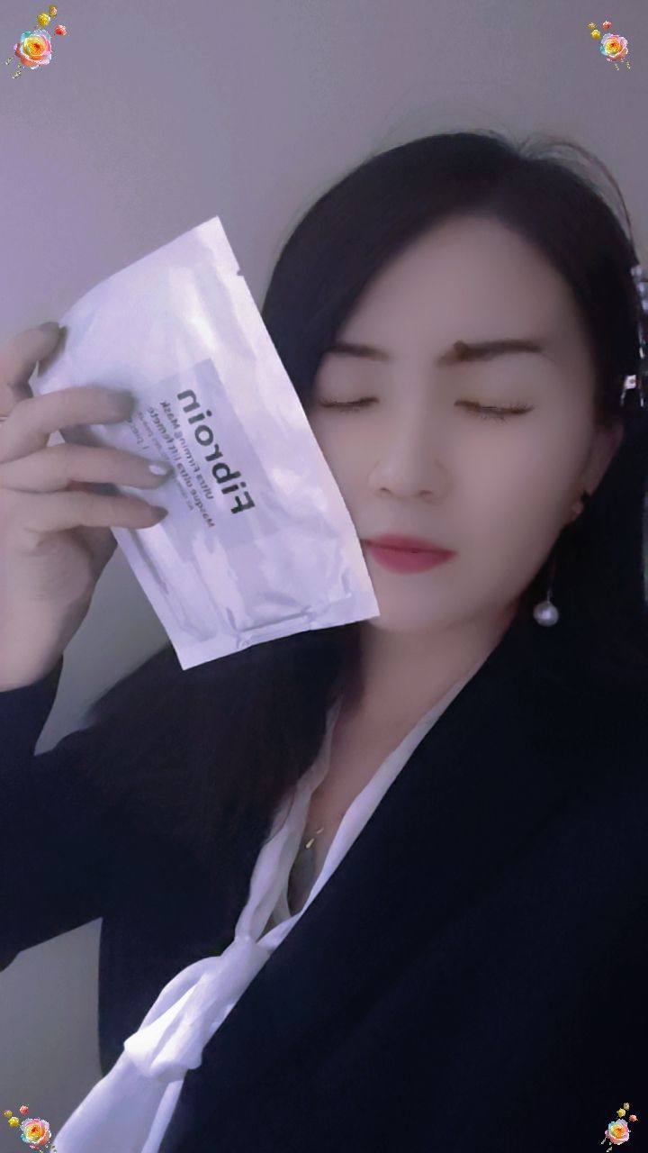 小F面膜，它的显著特点就是很补水超附贴没有比它更薄更软更贴合
