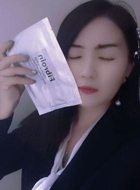 小F面膜，它的显著特点就是很补水超附贴没有比它更薄更软更贴合