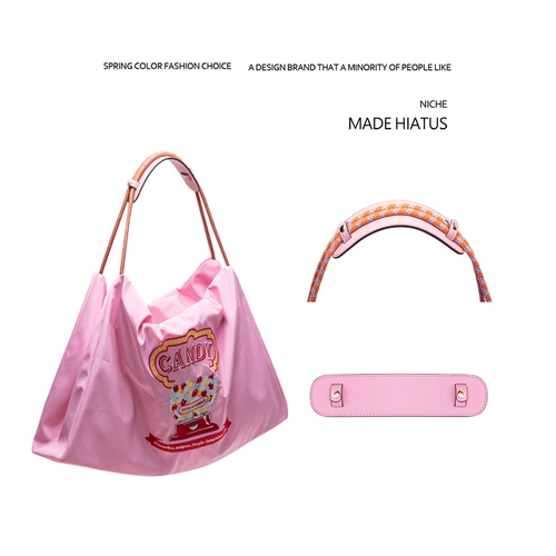 Вместительная и большая сумка, наплечники, цепь, нескользящие бретели, съемные аксессуары